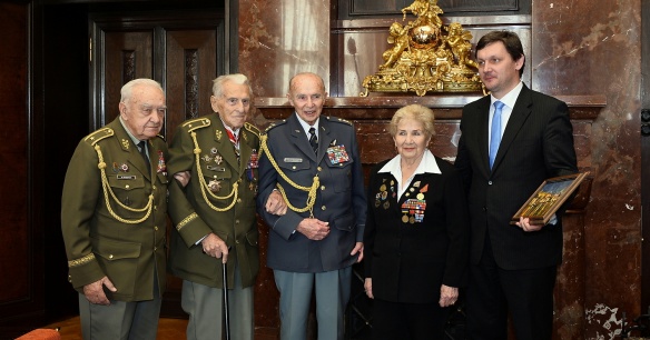 Při příležitosti blížícího se státního svátku přijal vedoucí Úřadu vlády Radek Augustin 23. října 2013 v Kramářově vile válečné veterány.