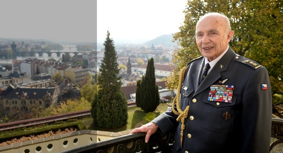 Při příležitosti blížícího se státního svátku přijal vedoucí Úřadu vlády Radek Augustin 23. října 2013 v Kramářově vile válečné veterány.