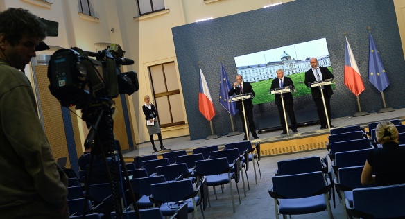 Ministr pro místní rozvoj František Lukl, premiér Jiří Rusnok a ministr vnitra Martin Pecina na tiskové konferenci po jednání vlády 23. října 2013.