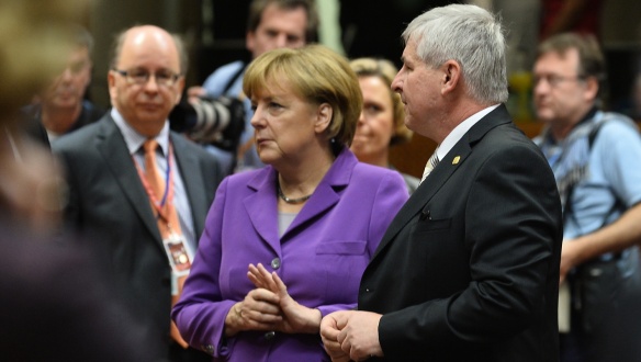 Premiér Jiří Rusnok a kancléřka Spolkové republiky Německo Angela Merkelová na summitu Evropské rady v Bruselu, 25. října 2013.