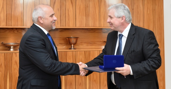 Předseda vlády Jiří Rusnok předal v pondělí 9. září 2013 slovenskému velvyslanci Peteru Brňovi medaili Karla Kramáře.