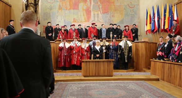 Premiér Bohuslav Sobotka se 12. května 2016 v aule Karolina zúčastnil slavnostního shromáždění představitelů Univerzity Karlovy.