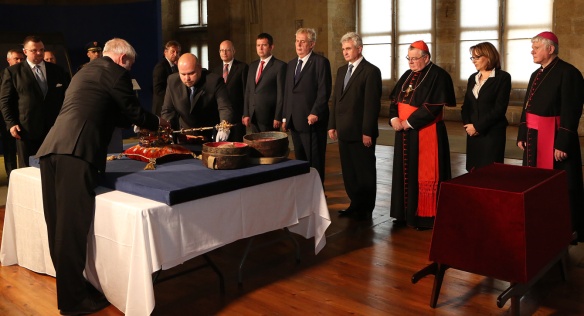 Premiér Sobotka spolu s dalšími držiteli klíčů zúčastnil slavnostního vyzvednutí Českých korunovačních klenotů, 12. května 2016.