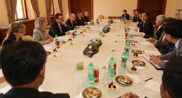 Předseda vlády Bohuslav Sobotka se v úterý 16. června 2015 setkal s účastníky Česko-korejského fóra budoucnosti.