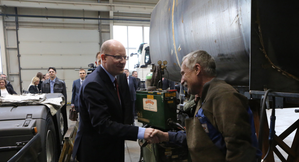 Předseda vlády Bohuslav Sobotka si prohlédl společnost KOBIT, spol. s r.o, 17. května 2016.