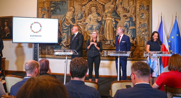 Premiér P. Fiala, ministr M. Bek a vedoucí Úřadu vlády J. Kotalíková představili logo a priority CZ PRES, 15. června 2022.