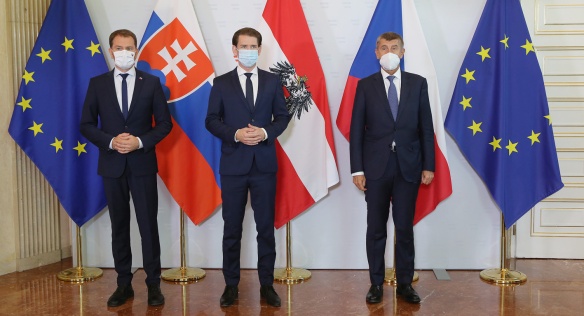 Společné foto rakouského kancléře S. Kurze a předsedů vlád ČR A. Babiše a Slovenska I. Matoviče před jednáním ve Slavkovském formátu, 9. září 2020.