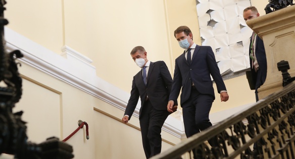 Společné foto rakouského kancléře S. Kurze a předsedů vlád ČR A. Babiše a Slovenska I. Matoviče před jednáním ve Slavkovském formátu, 9. září 2020.