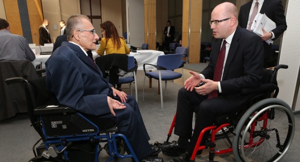 Předseda vlády Bohuslav Sobotka strávil pracovní den na invalidním vozíku, 24. dubna 2015.