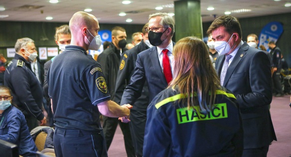 Předseda vlády Petr Fiala navštívil v Hradci Králové centrum, které pomáhá válečným uprchlíkům z Ukrajiny, 4. března 2022.