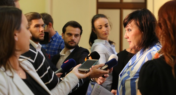 Vláda připravila náběh třetí a čtvrté vlny EET, navrhla snížit DPH u některých služeb a posunout zavedení e-neschopenky