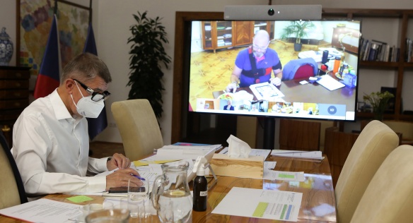 Premiér Andrej Babiš musel kvůli preventivním opatřením řídit jednání vlády opět jen videokonferenčně, 5. října 2020.