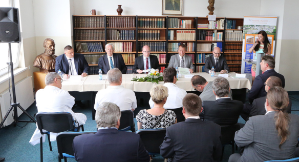 Premiér Bohuslav Sobotka navštívil rozestavěnou dálnici D8 v Ústeckém kraji, 7. června 2016.