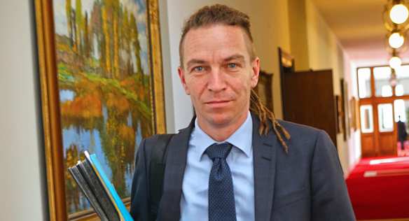 Vicepremiér pro digitalizaci a ministr pro místní rozvoj Ivan Bartoš míří na mimořádné jednání vlády, 17. května 2022.