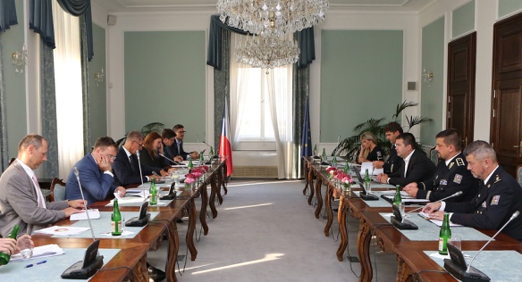 Jednání ke kamionové dopravě ve Strakově akademii, 27. srpna 2019.