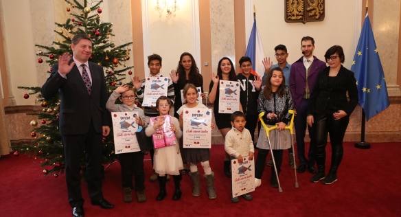 Vedoucí Úřadu vlády ČR Pavel Dvořák ocenil výherce vánoční soutěže s názvem České vánoční tradice, 12. prosince 2017.