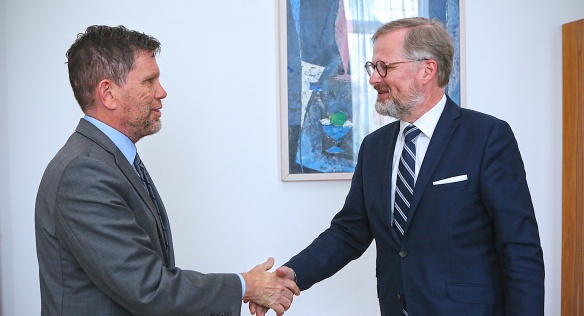 Premiér Petr Fiala přijal chargé d´affaires Velvyslanectví USA Michaela Dodmana, 19. května 2022.