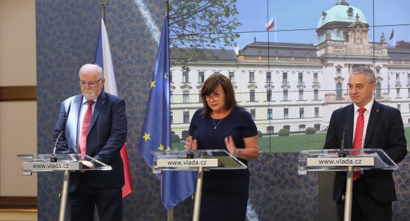 Tripartita na svém mimořádném zasedání projednala zvyšování platů ve veřejných službách a správě, 27. května 2019.