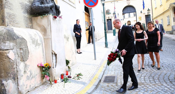 Prime Minister Bohuslav Sobotka honoured the victims of the Manchester attack at the British Embassy in Prague, 24 May 2017.