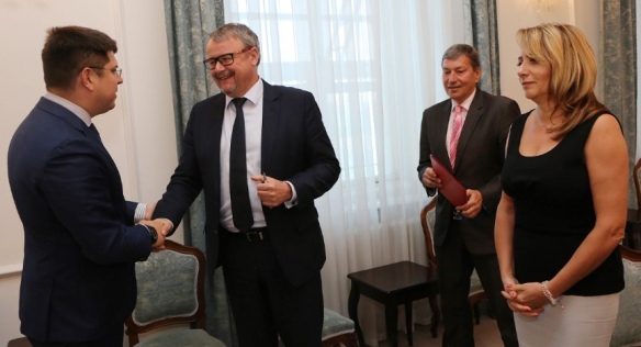 Zástupci vlády a primátorka hlavního města Prahy po podpisu memoranda se společností Uber, 30. dubna 2018.