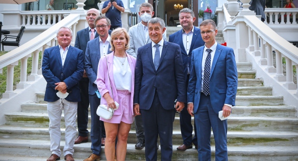 Předseda vlády spolu se starosty po jednání, 14. července 2021.