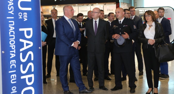 Předseda vlády Bohuslav Sobotka navštívil v úterý 10. května 2016 Letiště Václava Havla.