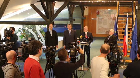 Premiér Sobotka uvedl do funkce nového ředitele NBÚ a vládního zmocněnce pro oblast kybernetické bezpečnosti, 1. února 2017.