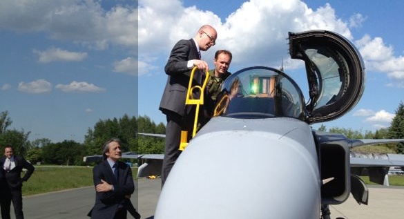Premiér společně s ministrem obrany navštívil 20. května 2014 vojenskou základnu v Čáslavi, kde jsou dislokovány letouny Gripen.