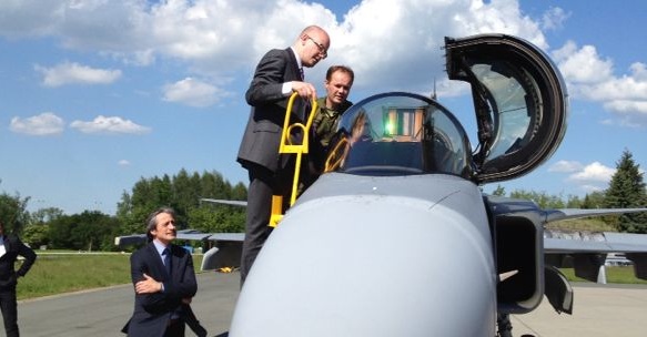 Premiér společně s ministrem obrany navštívil 20. května 2014 vojenskou základnu v Čáslavi, kde jsou dislokovány letouny Gripen.