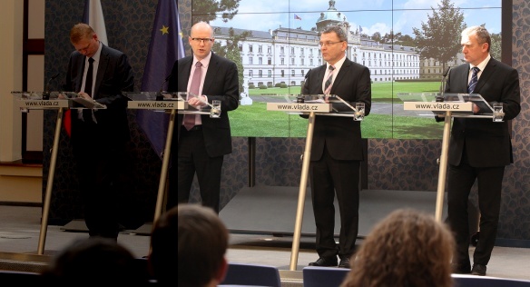 Místopředseda Bělobrádek, premiér Sobotka, ministr Zorálek a ministr Prachař na tiskové konferenci po jednání vlády 23. dubna 2014
