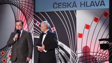 Premiér: Potřebujeme kvalitní české hlavy, měli bychom je udržet