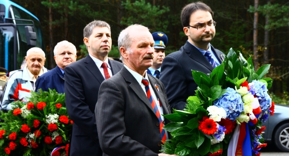 Vedoucí Úřadu vlády ČR Pavel Dvořák uctil v pátek 23. října 2015 památku generálmajora Antonína Sochora ve Stráži pod Ralskem. Foto: M. Kroužková.
