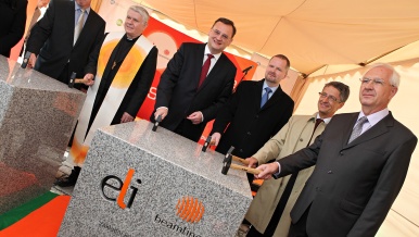 9. října se premiér Petr Nečas zúčastnil slavnostního poklepání základního kamene laserových center ELI Beamlines a HiLASE v Dolních Břežanech u Prahy