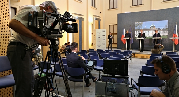 Tisková konference po jednání vlády 30. května 2016.