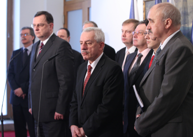 Premiér, ministr zdravotnictví a poradní sbor.