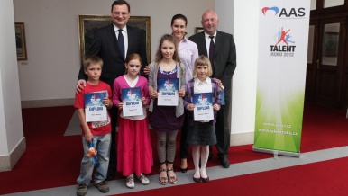 Předseda vlády Petr Nečas, olympijská vítězkyně Šárka Záhrobská a vítězové Talentu roku 2012.