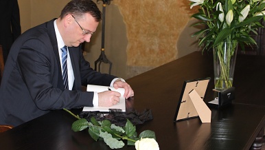 Premiér se zapsal do kondolenční knihy k úmrtí M. Thatcherové