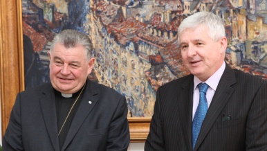 Předseda vlády Jiří Rusnok se v pondělí 12. srpna 2013 setkal s pražským arcibiskupem kardinálem Dominikem Dukou 