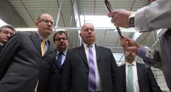 Předseda vlády B. Sobotka s ministrem průmyslu a obchodu J. Mládkem při návštěvě HITACHI v pátek 16. května 2014.