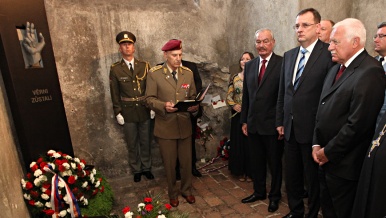 Premiér Petr Nečas při pietní vzpomínce u příležitosti 70. výročí hrdinného boje a úmrtí československých parašutistů, 18. června 2012