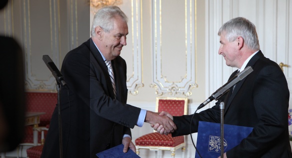 V úterý 13. srpna 2013 v poledne převzal prezident republiky Miloš Zeman demisi vlády z rukou premiéra Jiřího Rusnoka