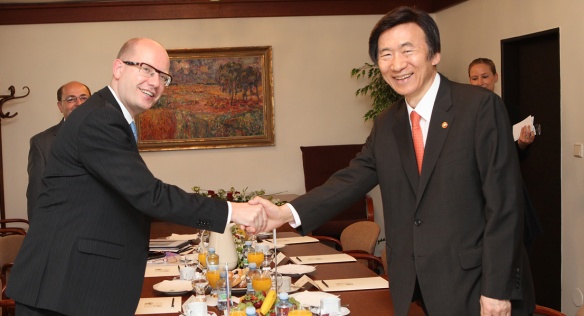 Premiér Sobotka se setkal s korejským ministrem zahraničí panem Yun Byung-se, 16. července 2014.