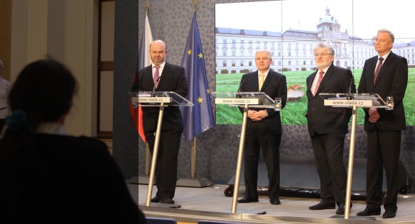 Ministr obrany Pecina, premiér Rusnok, ministr zdravotnictví Holcát a ministr vnitra Picek na tiskové konferenci po jednání vlády 20. listopadu 2013.
