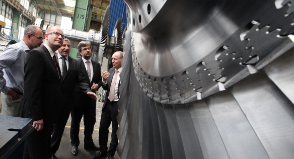 Premiér Bohuslav Sobotka jednal v Plzni s vedením Škoda Doosan Power a prohlédl si výrobu, 18. července 2014.