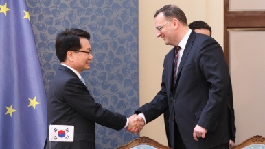 The ceremonial signing of a contract between the government, Český aeroholding and Korean Air, 10th April 2013.