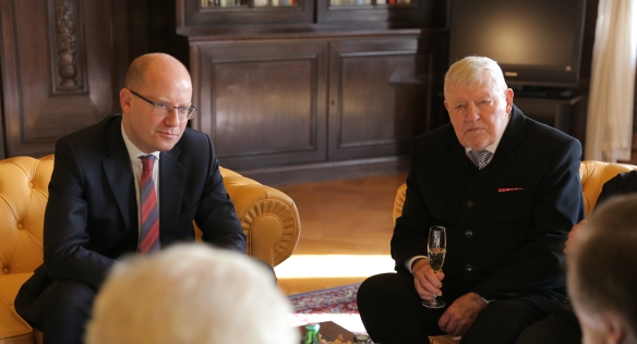 Premiér Bohuslav Sobotka ocenil ve čtvrtek 8. prosince 2016 v Kramářově vile pamětní medailí Karla Kramáře profesora Miroslava Kusého.