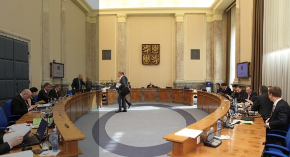 Před jednáním vlády 12. listopadu 2014 ve Strakově akademii.