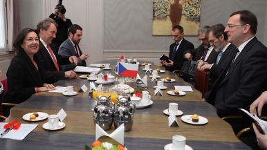 Premiér Petr Nečas se v Haagu setkal s předsedkyní dolní komory Parlamentu Gerdi Verbeetovou, 16. února 2012