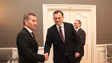 Eurokomisař pro energetiku Günter Oettinger a premiér Petr Nečas