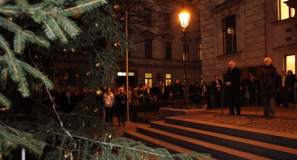 Předseda vlády Jiří Rusnok před Úřadem vlády ČR slavnostně rozsvítil vánoční strom 10. prosince 2013. 